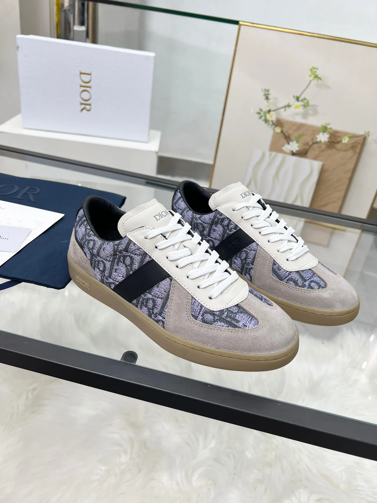 👟👟Ex-factory price 460👟👟Male size +10 correct✅ version. 𝐃𝐢𝐨𝐫 𝟮𝟱𝐏𝐫𝐞-𝐅𝐚𝐥𝐥 𝐁𝐞𝐫𝐥𝐢𝐧 𝟬𝟭 Dior B01 couple casual moral training shoes white shoes sneakers late 90s fashion brand Maison Margiela purchased GAT in large quantities and gave them a makeover. This shoe type of De Xun officially started its fashion journey. Original: Top layer of cowhide, cowhide lining, original outsole Size: 35-45 (40 for women, 45 for men, custom made, non-refundable)